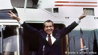 Nixon macht Victoryzeichen nach Rücktritt 1974 (picture-alliance/dpa)
