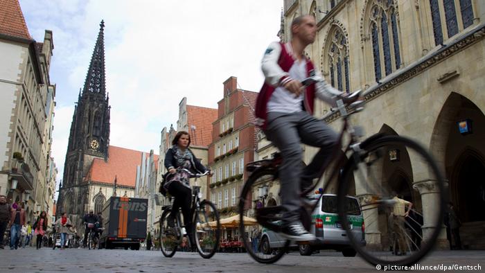 Cyclists in Münster (picture-alliance/dpa/Gentsch)