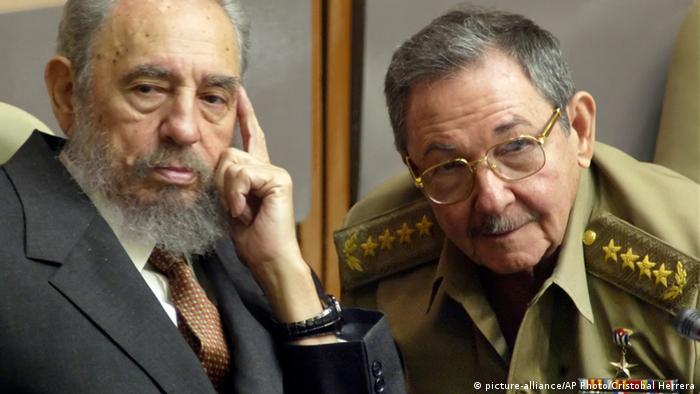 Bildergalerie Kuba Fidel Castro Raul Castro (picture-alliance/AP Photo/Cristobal Herrera)