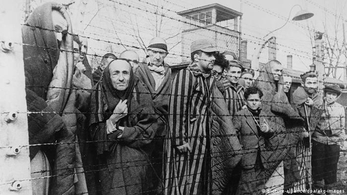 След трагедията на Холокоста евреите в цял свят приветстват създаването на държавата Израел. За тях тя се превръща в Обетована земя. По време на Втората световна война националсоциалистите избиват близо шест милиона евреи. На снимката - концлагеристи от Освиенцим след освобождаването на лагера от съветските войски на 26.1.1945 година.