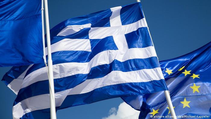 Finanzkrise Griechenland Symbolbild Flagge (picture-alliance/dpa/Michael Kappeler)