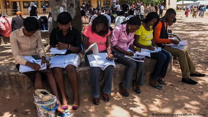 Nigeria Studenten in Jos (picture-alliance/epa/Ruth McDowall)