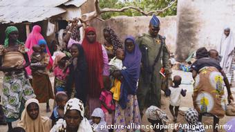 Nigeria Armee rettet Mädchen (picture-alliance/dpa/EPA/Nigerian Army)