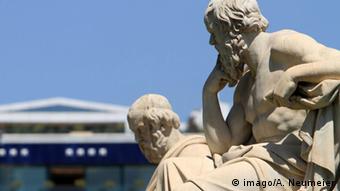 Statue der griechischen Philosophen Sokrates und Platon (imago/A. Neumeier)