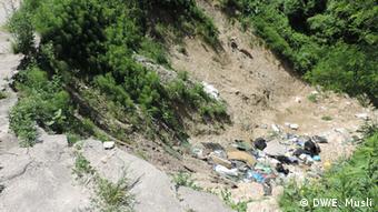 Nemar i nebriga za životnu okolinu: uz klizište koje je odnijelo cestu niče divlja deponija smeća