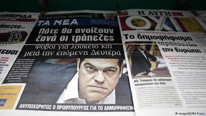 Zeitungen mit Schlagzeilen zum möglichen Grexit in Athen (imago/ZUMA Press)