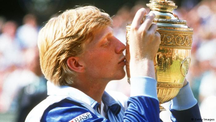 7 юли 1985 година: над 11 милиона германци наблюдават по телевизионните екрани как изведнъж 17-годишният Борис Бекер се превръща в спортна икона. На тази дата той печели първата си титла на Уимбълдън. Година по-късно, както и през 1989 Бекер отново печели турнира. Покрай неговия успех, в Германия тенисът става свръх популярен.
