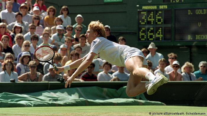 През 1990 година Бекер за четвърти път става Спортист на годината. Той развива своя разнообразен стил на игра най-вече на бързи настилки - в зала или на трева. Неговата сила са сервисът и ударите от воле. Любителите на тениса го обичат най-вече заради легендарния му плонж. При него Борис Бекер изпълнява удар от воле във въздуха - както на тази снимка от 1990 в Уимбълдън.