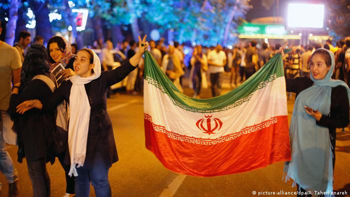 Dvije Iranke u Teheranu drže iransku zastavu i slave dogovor o nuklearnog programa (picture-alliance/dpa/A. Taherkenareh)