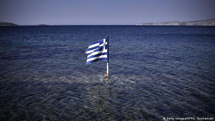 Symbolbild Griechenland Staatspleite Schuldenkrise Fahne Flagge (Getty Images/AFP/L. Gouliamaki)