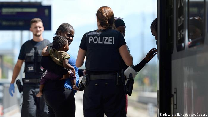 Deutschland Flüchtlinge aufgegriffen am Bahnhof Rosenheim (picture-alliance/dpa/A. Gebert)