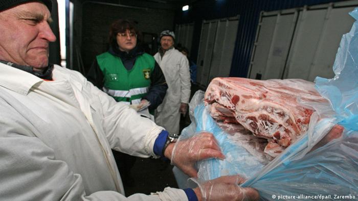 Российский инспектор проверяет импортное мясо