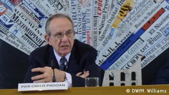 Süd-Italien Wirtschaftskrise Wirtschaftsminister Carlo Padoan (DW/M. Williams)