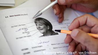 Меркель как учебный материал - беженцы изучают немецкий язык на примере портрета канцлера