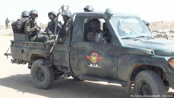 Kamerun Soldaten Anti Boko Haram (picture-alliance/dpa/N. Chimtom)
