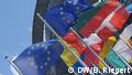 Flaggen vor dem Europäischen Parlament (DW/B. Riegert)