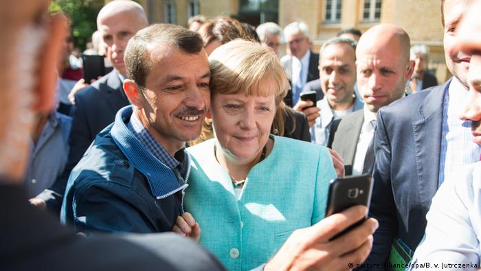 Bundeskanzlerin Angela Merkel Besuch BAMF Außenstelle (picture-alliance/dpa/B. v. Jutrczenka)