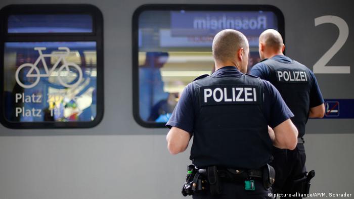 Deutschland Österreich Grenze Polizei Flüchtlinge (picture-alliance/AP/M. Schrader)