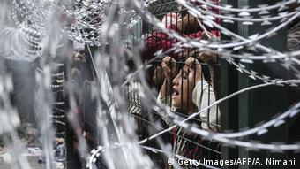 Serbien Grenze Ungarn NATO-Draht Flüchtlinge (Getty Images/AFP/A. Nimani)