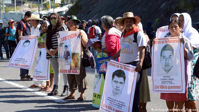 Mexiko - Proteste gegen das Verschwinden von 43 Studenten (picture-alliance/dpa/T. Dassaev)