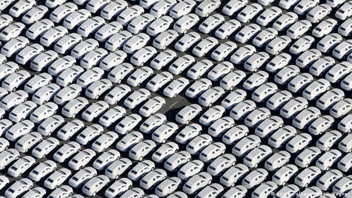 Deutschland Abgas-Skandal: VW sucht nach Wegen aus der Krise (picture-alliance/dpa/I. Wagner)