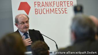 Rushdie defendiendo la libertad de expresión en Frankfurt. 
