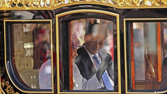 London: Chinas Präsident Xi Jinping auf Kutschfahrt mit Königin Elizabeth II. (Reuters)