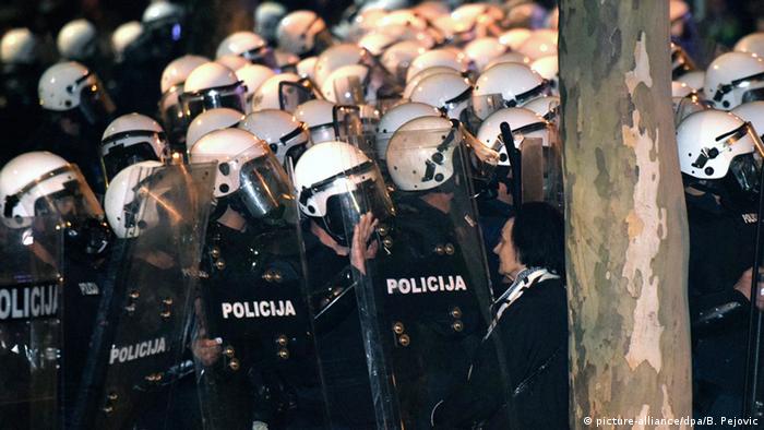 Большая группа полицейских Черногории в шлемах и со щитами