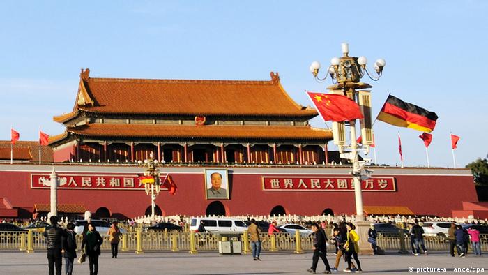 Deutschland China Flaggen am Tiananmen Platz (picture-alliance/dpa)