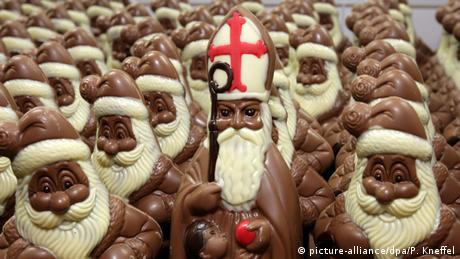 Χωρίς αυτούς δεν υπάρχουν Χριστούγεννα. Εδώ και 200 χρόνια οι Γερμανοί συνηθίζουν να τρώνε σοκολατένιους Άγιους Βασίληδες. Κάθε χρόνο παράγονται γύρω στα 140 εκατομμύρια κομμάτια, το ένα τρίτο από τα οποία εξάγονται σε άλλες χώρες. Ωστόσο οι σοκολατένιες λειχουδιές βρίσκονται στην κορυφή των βλαβερών τροφών με 536 θερμίδες ανά 100 γραμμάρια.