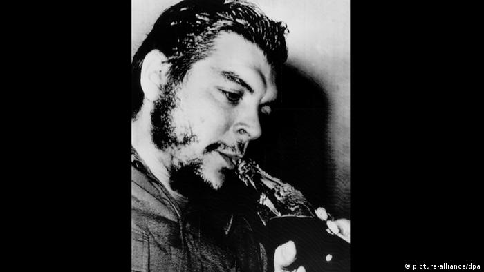 Kuba Innenminister Ernesto Guevara trinkt Coca-Cola (picture-alliance/dpa)