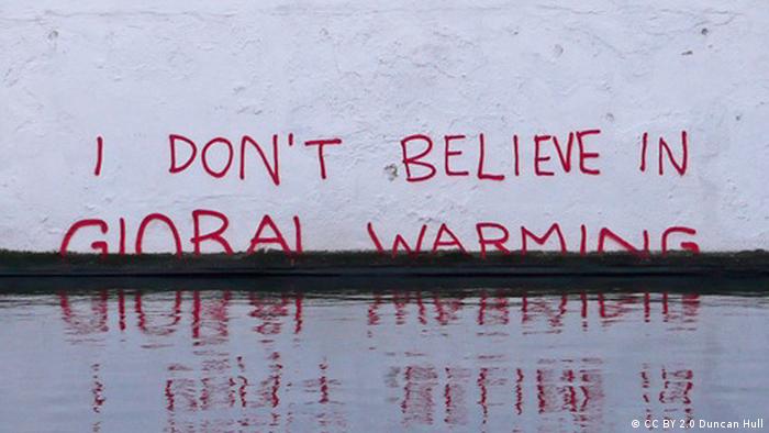 I don't believe in Global Warming Schriftzug Wand Mauer Symbolbild Anstieg Meeresspiegel
