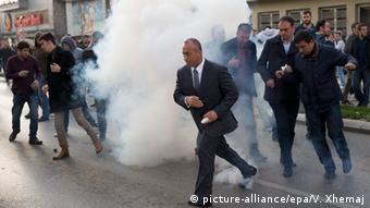 Kosovo Gewalt bei Oppositionsdemo in Prishtina (picture-alliance/epa/V. Xhemaj)