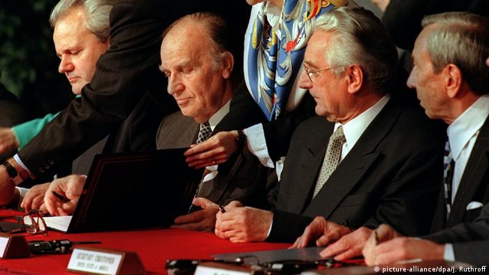 Dayton, 1995.: Slobodan Milošević, Alija Izetbegović i Franjo Tuđman potpisuju mirovni sporazum (picture-alliance/dpa/J. Ruthroff)