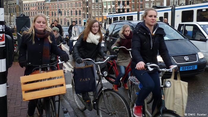 Niederlande Fahrradfahrer in Amsterdam