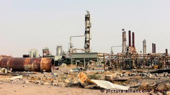 Разрушенный нефтеперерабатывающий завод в иракском городе Байджи, отбитом у террористов