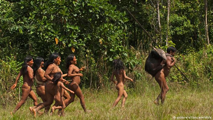 Indios huaorani en el Parque Nacional Yasuní, en Ecuador.