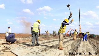 Pour l'instant ce sont plutôt les Chinois et les Indiens qui profitent des marchés africains. Ici, la constrution de la ligne de train qui doit relier Mombasa à Nairobi. Montant total des travaux : 14 milliards d'euros.