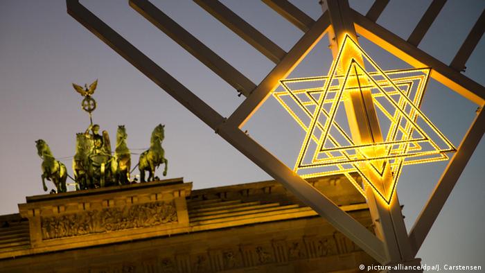 Deutschland Chanukka-Leuchter auf dem Pariser Platz am Brandenburger Tor in Berlin (picture-alliance/dpa/J. Carstensen)