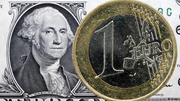 Долларовая купюра и монета евро
