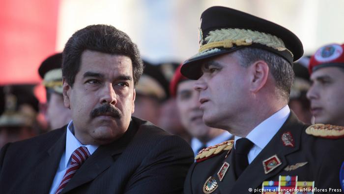 Präsident Nicolas Maduro und Vladimir Padrino Lopez (picture-alliance/dpa/Miraflores Press)
