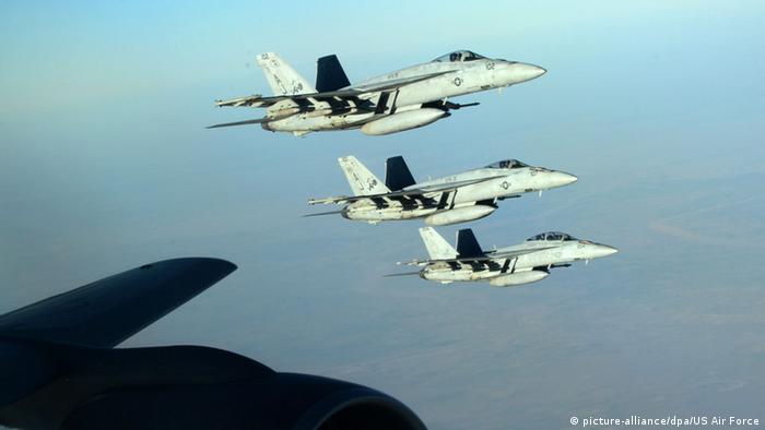 Боевые самолеты F-18 антитеррористической коалиции в Сирии