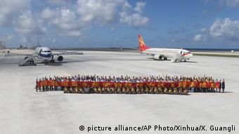 China Flughafen auf Yongshu Jiao Insel der umstrittennen Spratly-Insel Gruppe (picture alliance/AP Photo/Xinhua/X. Guangli)