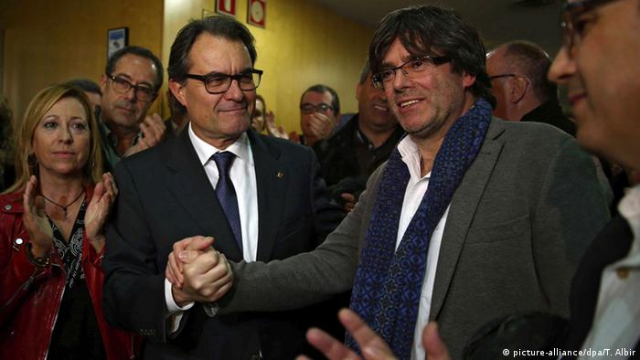  Katalonien Politiker Artur Mas und Bürgermeister von Gerona Carles Puigdemont (picture-alliance/dpa/T. Albir) 
