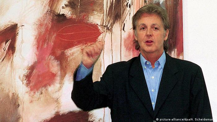 Paul McCartney frente a una de sus pinturas durante la apertura de una galería de arte en Siegen, Alemania. (Photo: picture-alliance/dpa/A. Scheidemann)
