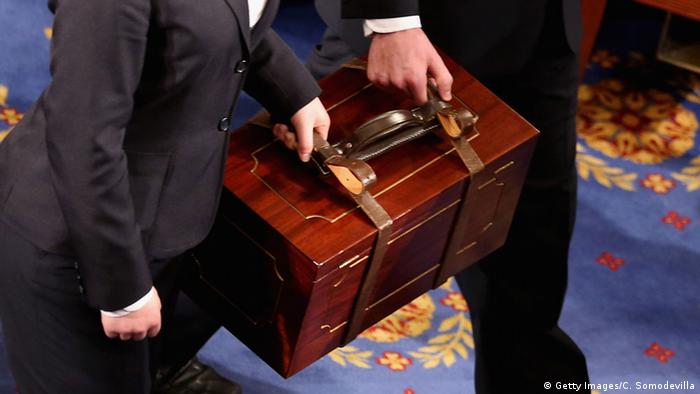 Бюллетени членов коллегии выборщиков в деревянных ящиках вносят в Сенат США