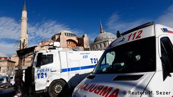 Türkei Polizei- und Rettungswagen am Anschlagsort Istanbul (Reuters/M. Sezer)