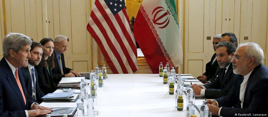 John Kerry, então chanceler de Obama, com os negociados iranianos no dia do lançamento do acordo, em 2016