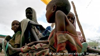 Hunger Dürre Kinder Afrika (picture-alliance/dpa/S. Morrison)