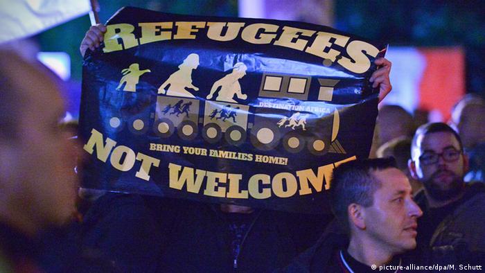 Symbolbild Flüchtlingsgegner Pegida AFD Rechte (picture-alliance/dpa/M. Schutt)